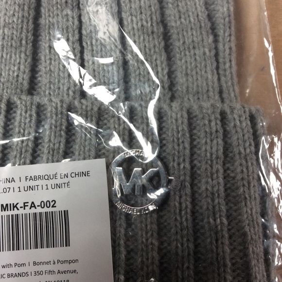 NWT Michael Michael Kors Gray Knit Beanie Pom Pom MK OS Hat New $48. - Picture 4 of 10